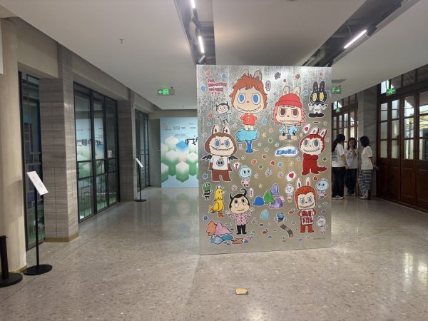 问道管理 在上海张园看到了画面上的Labubu