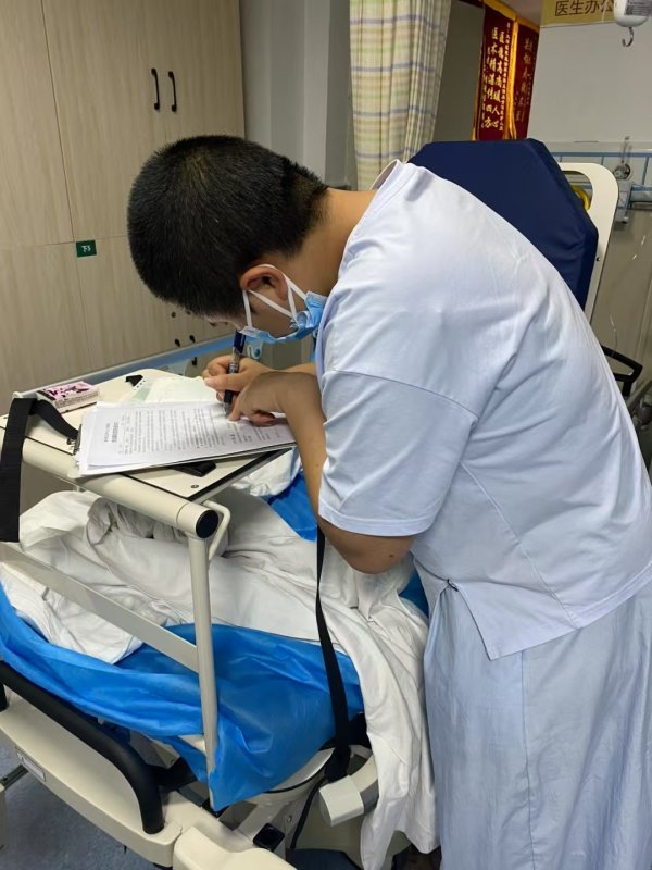 牛鑫所 “嫁给”自己的绝症女孩收到善款 她想用救命钱筑造“病友小家”